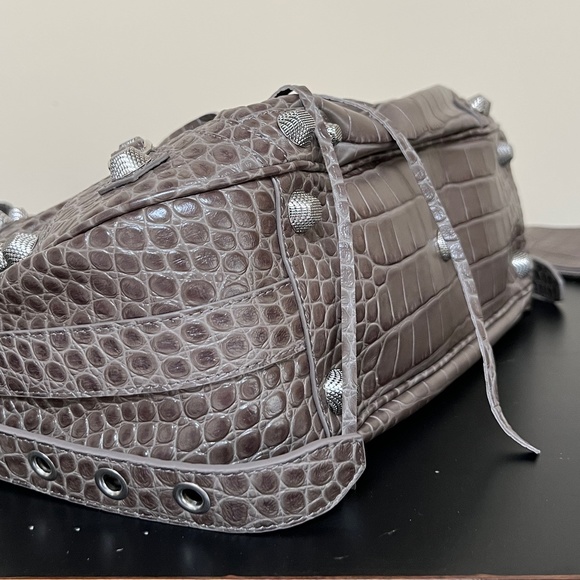 Hurry 6 more spots left! Customer Appreciation!! BALENCIAGA  Le Cagole Bag - Picture 12 of 16
